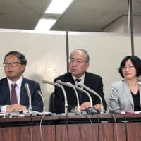 Atsushi Suzuki (far left), one of three attorneys seeking reimbursements from Tokyo Medical University on behalf of applicants who allege discrimination by the institution, speaks at a news conference Monday at Tokyo District Court. | SATOSHI SUGIYAMA