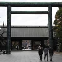 People walk toward Yasukuni Shrine\'s main gate in Tokyo on Wednesday. | AFP-JIJI