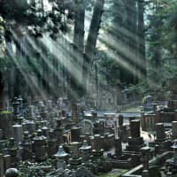 Final cost: According to a nationwide survey quoted in Shukan Asahi, the average outlay for all related funeral expenditures in Japan is around &#165;1.76 million. | GETTY IMAGES