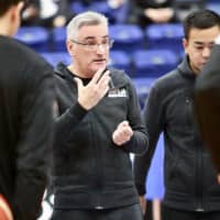 Akatsuki Five head coach Julio Lamas speaks to his players on Sunday. | KAZ NAGATSUKA
