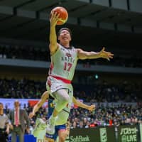 Akita\'s Takuya Nakayama shoots a layup in third quarter against Hokkaido on Friday night in Sapporo. The Northern Happinets defeated the Levanga 84-78 in overtime. | B. LEAGUE