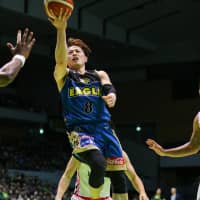 Hokkaido\'s Asahi Tajima attempts a scoop shot in the second quarter on Friday. | B. LEAGUE