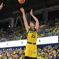 Tochigi star Ryan Rossiter shoots a 3-pointer in the fourth quarter against Ryukyu on Sunday at Brex Arena Utsunomiya. Rossiter scored on the play and the Brex defeated the Golden Kings 77-67. | B. LEAGUE