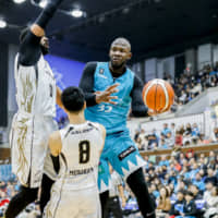 Kyoto\'s Julian Mavunga passes the ball in the second quarter against Mikawa on Saturday at Hannaryz Arena. The Hannaryz defeated the SeaHorses 107-100 in double overtime. | B. LEAGUE