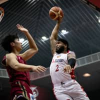 Nagoya\'s Markeith Cummings goes up for a dunk in the first quarter of Friday\'s game against host Kawasaki. Cummings scored a team-high 17 points as the Diamond Dolphins beat the Brave Thunders 79-75. | B. LEAGUE