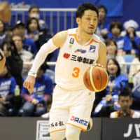 Niigata\'s Shinsuke Kashiwagi dribbles the ball in third-quarter action against host Mikawa on Saturday. The Albirex beat the SeaHorses 86-77. | B. LEAGUE
