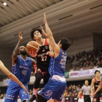 Evessa forward Naoya Kumagae looks to score in the first quarter against the Lakestars on Saturday night in Osaka. Kumagae scored 26 points in the Evessa\'s 76-71 victory over Shiga. | B. LEAGUE