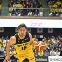 Tochigi\'s Seiji Ikaruga drives to the basket in fourth-quarter action on Sunday. | B. LEAGUE