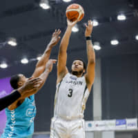 Mikawa\'s Kennedy Meeks shoots a first-quarter jumper on Saturday. Meeks finished with 37 points. | B. LEAGUE