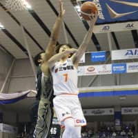 Albirex guard Kei Igarashi attempts a shot in the third quarter. | B. LEAGUE