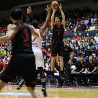 Alvark forward Yudai Baba shoots a fourth-quarter jumper over Jets forward Trey Jones on Saturday. | B. LEAGUE