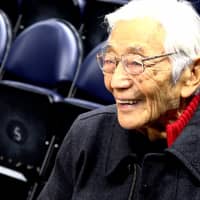 Seventy-one years after he played for the New York Knicks, basketball pioneer Wat Misaka watches the Golden State Warriors\' practice on Dec. 20 in Salt Lake City. | GOLDEN STATE WARRIORS