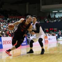 The Alvark\'s Zack Baranski drives past the Jets\' Shigehiro Taguchi in fourth-quarter action on Saturday at Komazawa Olympic Park Gymnasium. Tokyo defeated Chiba 76-72. | B. LEAGUE