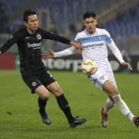 Frankfurt\'s Makoto Hasebe (left) challenges for the ball against Lazio\'s Joaquin Correa during a Europa League match on Thursday in Rome. Frankfurt announced on Sunday that it had signed Hasebe to a one-year extension which would keep him with the club through the 2019-20 season. | AP