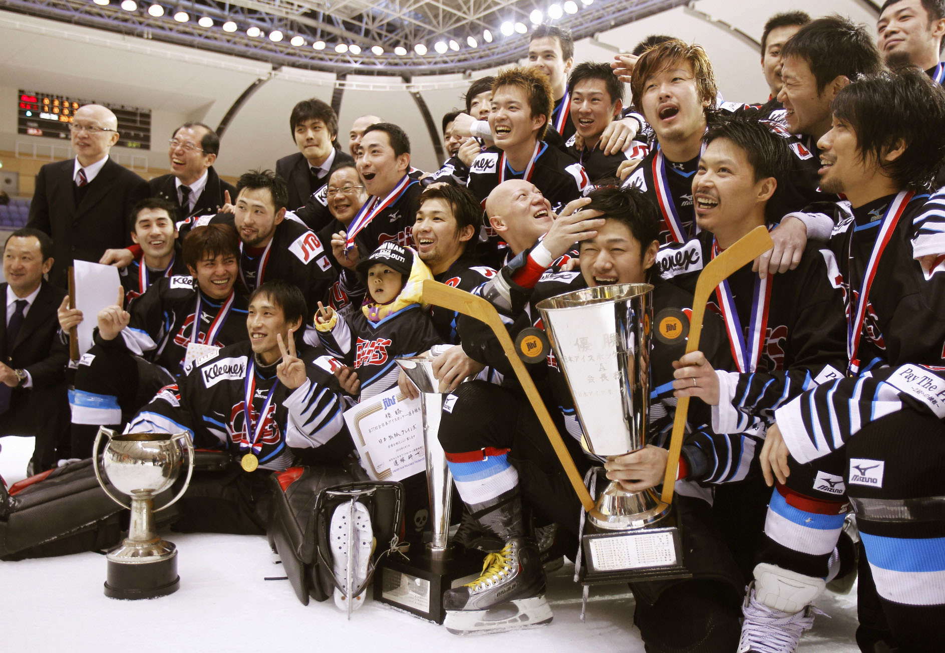 The Cranes, seen celebrating after winning the 2010 All Japan Ice Hockey Championship in Tomakomai, Hokkaido, will disband at the end of the current season. | KYODO