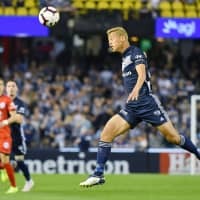Melbourne\'s Keisuke Honda heads the ball during the Victory\'s 2-0 win over Adelaide on Saturday. | KYODO