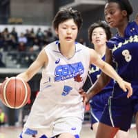 Seiwa Gakuen guard Norika Konno drives against Gifu Girls during their game at the All Japan High School Championship on Tuesday. Konno will play college basketball in the U.S for the Louisville Cardinals in 2019. | KAZ NAGATSUKA