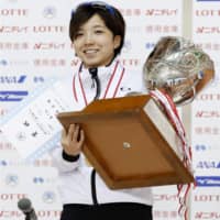 Speed skater Nao Kodaira poses her trophy after winning a sixth national sprint championship title in Obihiro, Hokkaido on Sunday. | KYODO