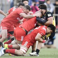 Steelers players tackle Suntory\'s Chris Alcock during the 2018 Top League final on Dec. 15 at Prince Chichibu Memorial Rugby Ground. | KYODO
