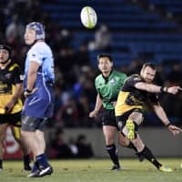 Suntory\'s Matt Giteau (right), seen in Saturday\'s Japan Rugby Top League semifinals, guided his team past Yamaha by kicking a 42-meter penalty in sudden-death extra time at Prince Chichibu Memorial Rugby Ground. | KYODO