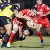 Kobe\'s Dan Carter (center) was named the Top League\'s MVP and Top Kicker despite not being named to the league\'s All-Star XV. | KYODO