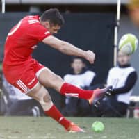 The Steelers\' Dan Carter boots the ball in Saturday\'s match. Carter finished with five conversions and a penalty goal. | KYODO