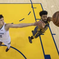 The Grizzlies\' Yuta Watanabe, seen vying for rebound against the Warriors\' Quinn Cook in an NBA game on Monday in Oakland, California, is currently competing for the Memphis Hustle in the ongoing NBA G League Winter Showcase. | KYLE TERADA  /USA TODAY / VIA REUTERS