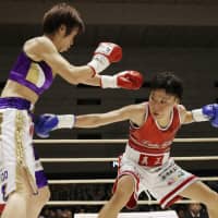 Challenger Etsuko Tada (right) punches Kayoko Ebata during the third round of their WBO women\'s minimumweight world championship match on Saturday at Edion Arena Oaska. | KYODO