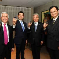 Carlos Almada, Mexican ambassador to Japan (left), joins Kiyoto Tsuji, parliamentary vice-minister for foreign affairs (second from left), Hirofumi Nakasone, president of the Japan-Mexico Parliamentary Friendship Association (second from right), and Takahiro Nakamae, director-general of the Latin American and Caribbean Affairs Bureau (right), in a toast during a reception to commemorate the 130th anniversary of Mexico-Japan diplomatic relations at the official residence of Mexico on Nov. 22. | YOSHIAKI MIURA