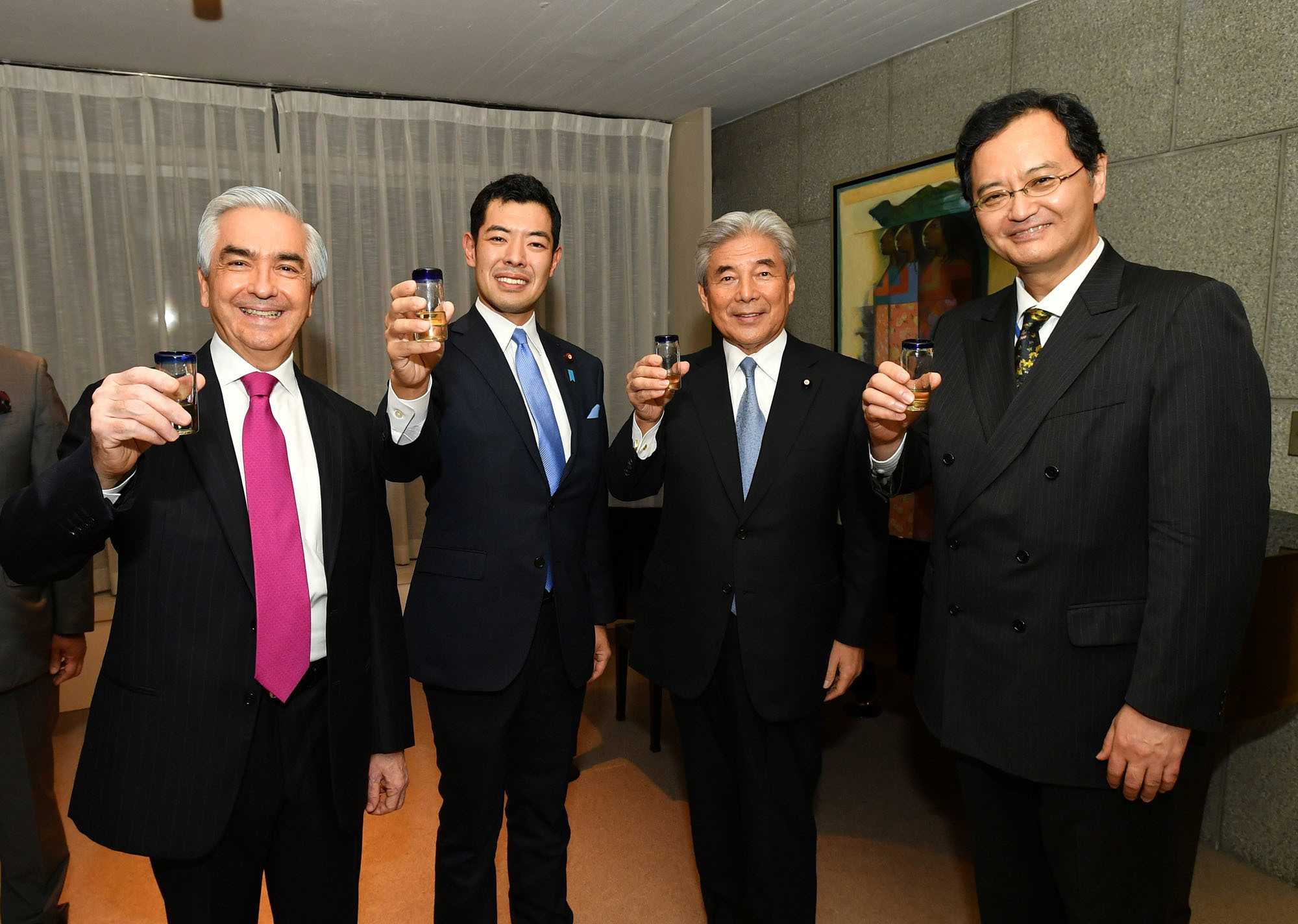 Carlos Almada, Mexican ambassador to Japan (left), joins Kiyoto Tsuji, parliamentary vice-minister for foreign affairs (second from left), Hirofumi Nakasone, president of the Japan-Mexico Parliamentary Friendship Association (second from right), and Takahiro Nakamae, director-general of the Latin American and Caribbean Affairs Bureau (right), in a toast during a reception to commemorate the 130th anniversary of Mexico-Japan diplomatic relations at the official residence of Mexico on Nov. 22. |  YOSHIAKI MIURA