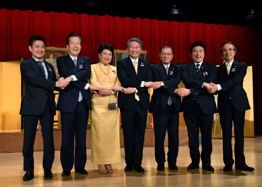 Thai Ambassador Bansarn Bunnag (center) and his wife, Yupadee (third from left), join, from left, Justice Minister Takashi Yamashita; Natsuo Yamaguchi, head of Komeito; Mitsuhiro Miyakoshi, minister of state for Okinawa and Northern territories affairs; Yasuhide Nakayama, member of the House of Representatives; and Teisuke Kitayama, president of the Japan-Thailand Association, during a reception to celebrate Thailand