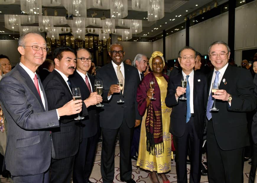 Kenyan Ambassador S.K. Maina (center) and his wife, Rose Maina (third from right), raise a toast with (from left) Jun Karube, chairman of Toyota Tsusho and the honorary consul for Kenya; State Minister for Foreign Affairs Masahisa Sato; Yasuhiko Yokoi, chairman of the Committee on Africa-Japan Relations; Nobuhide Hayashi, chairman of Mizuho; and Nobuhiro Endo, chairman of NEC, during a reception to celebrate Kenya