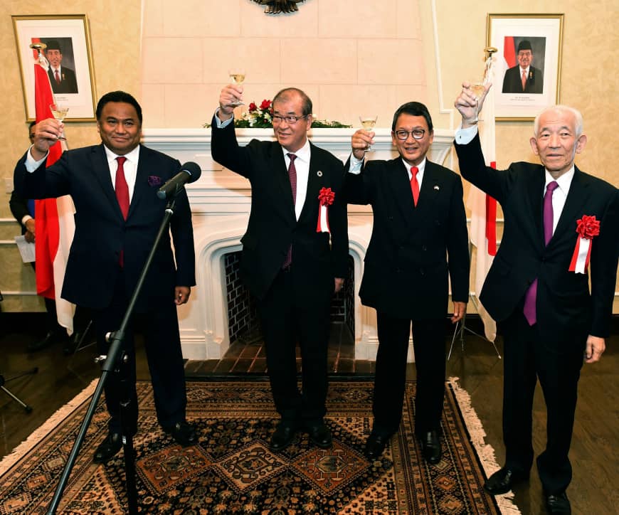 Indonesian Ambassador Arifin Tasrif (third from left) raises a toast with (from left) Rachmat Gobel, investment envoy for the Indonesian President to Japan; Shigeo Ohyagi, senior adviser for Teijin Ltd.; and Naoki Kuroda, vice president of the Japan Indonesia Association, during a closing reception to commemorate the 60th anniversary of Japan-Indonesia diplomatic relations at the ambassador