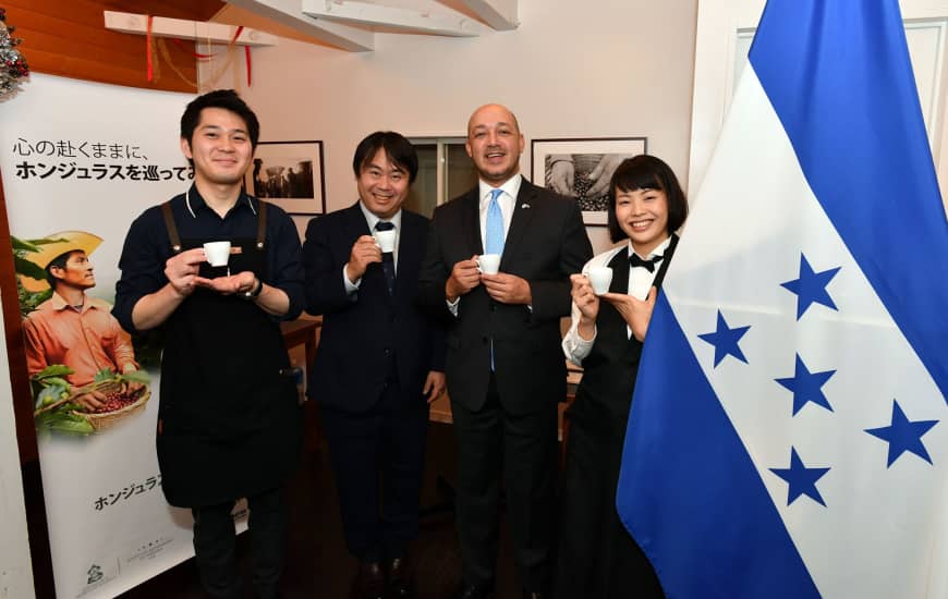 Honduran Ambassador Hector Alejandro Palma Cerna (second from right) and CEO of Maruyama Coffee Co, Ltd. Kentaro Maruyama (second from left) pose with Kaoru Kamiyama (far left), who came fifth in the World Brewers Cup 2018, and Miki Suzuki (far right), who came second in the World Barista Championship 2017, at the Marysabe Caballero from Honduras Special Night coffee-tasting event at Maruyama Coffee