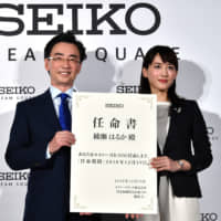 On Dec. 19 at the Ginza Wako Main Building, Seiko Holdings Corp. Chairman and CEO Shinji Hattori (left) appoints actress Haruya Ayase as Seiko\'s \"One-Day CEO.\" Seiko\'s new Dream Square building opened in Ginza on Dec. 20. | YOSHIAKI MIURA