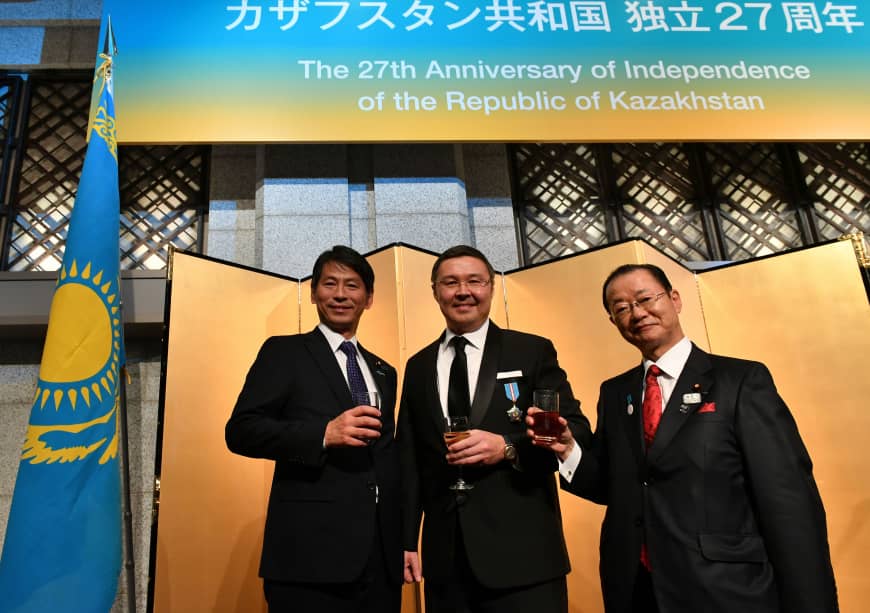 Kazakhstani Ambassador Yerlan Baudarbek-Kozhatayev (center) gives a toast with Kenji Yamada (left), parliamentary vice-minister for foreign affairs, and Takeo Kawamura (right), chairman of the Japan-Kazakhstan Parliamentary Friendship League, during a reception to celebrate Kazakhstan