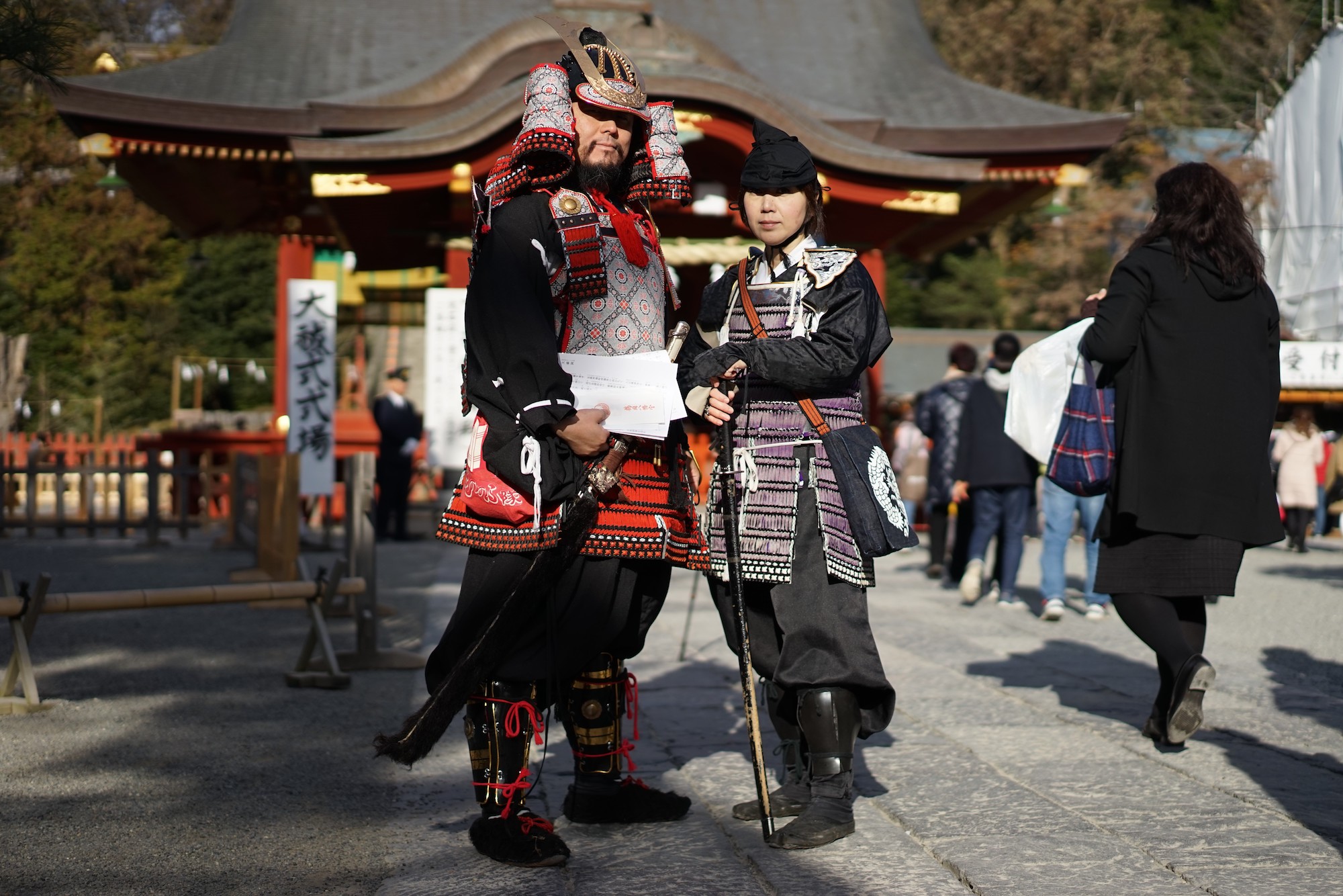 Samurai cosplayers pose Monday afternoon at Tsurugaoka Hachimangu, one of the major shrines in Kamakura, Kanagawa Prefecture.  | RYUSEI TAKAHASHI