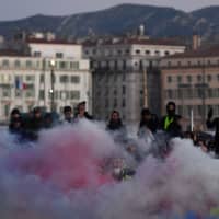 Tear gas surrounds \"yellow vest\" protesters in Marseille, France, on Saturday. | AFP-JIJI