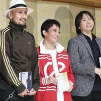 Junjo Shindo (left), this year\'s winner of the Naoki Prize, poses with Ryohei Machiya (center) and Takahiro Ueda, the two up-and-coming authors who won this year\'s Akutagawa Prize, at a news conference in Tokyo on Wednesday evening. | KYODO