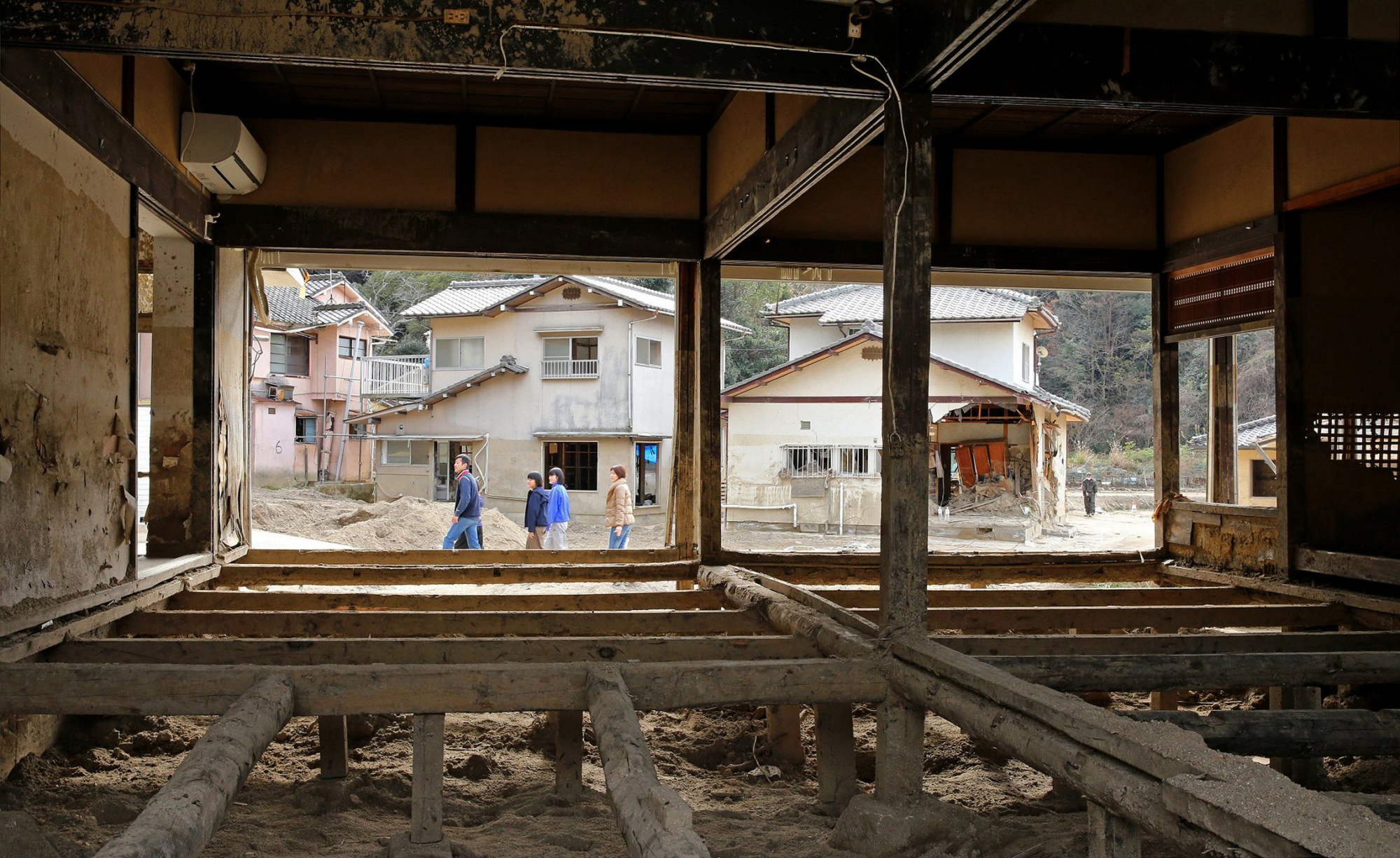 A house in the Koyaura district of Saka, Hiroshima Prefecture, severely damaged by torrential rains last summer, awaits repairs six months later. | CHUGOKU SHIMBUN