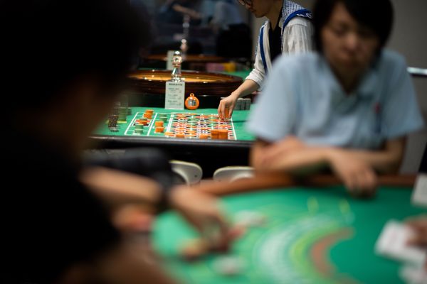 Students practice at the Japan Casino School in Tokyo last June. | AFP-JIJI