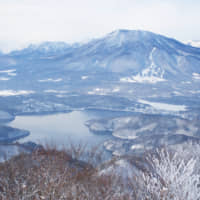 The scenic route: Lake Nojiri as seen from the Lake View Line linking Madarao Kogen to the Tangram Ski Circus resort. | OSCAR BOYD