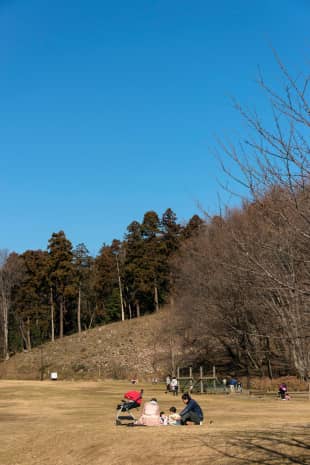 A family enjoys a picnic at Aihara Park in Sagamihara, Kanagawa Prefecture, in January.