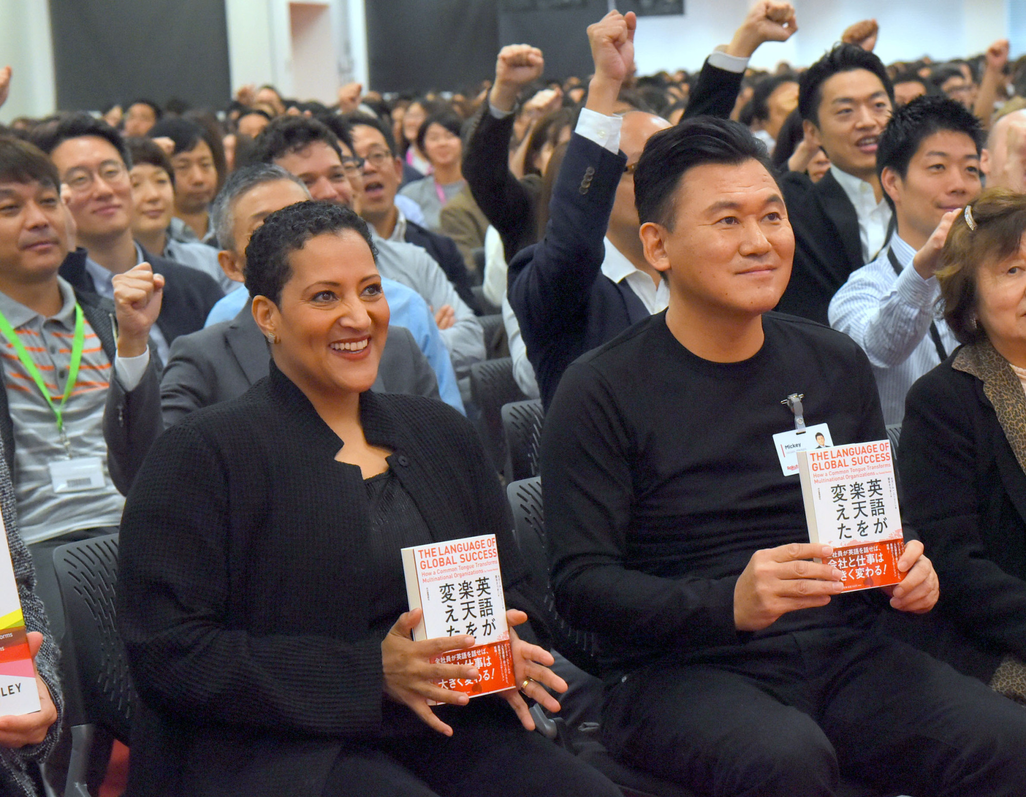 Speaking clearly: Tsedal Neeley, a professor at Harvard Business School, sits with Rakuten CEO Hiroshi Mikitani for a group picture after a lecture by Neeley on the e-commerce firm's English policy. | SATOKO KAWASAKI
