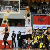 Tochigi\'s Yusuke Endo nails a 3-pointer with 15 seconds left in Sunday\'s game against Tokyo at Komazawa Olympic Park Gymnasium. The Brex won 63-62. | B. LEAGUE