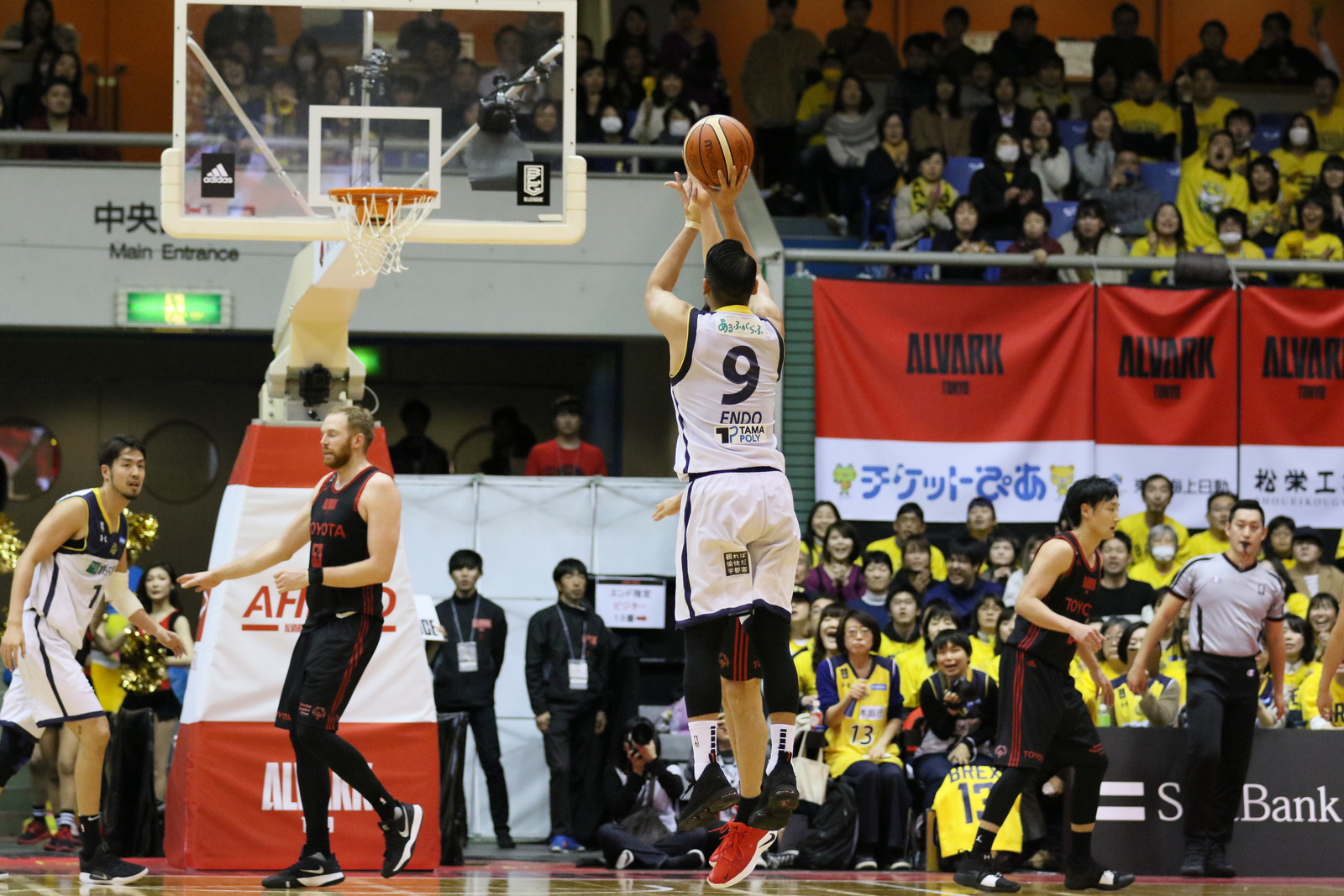 Tochigi's Yusuke Endo nails a 3-pointer with 15 seconds left in Sunday's game against Tokyo at Komazawa Olympic Park Gymnasium. The Brex won 63-62. | B. LEAGUE