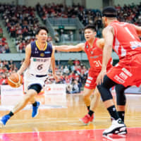 Brex guard Makoto Hiejima drives on Chiba\'s Shuta Hara (31) and Josh Duncan in the third quarter on Wednesday in his Tochigi debut. | B. LEAGUE