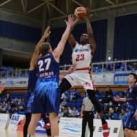 Hachioji\'s Cleanthony Early shoots a third-quarter jumper in Friday\'s game in Misawa, Aomori Prefecture. The Bee Trains defeated the Aomori Wat\'s 82-71. | B. LEAGUE