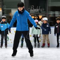 Takahiko Kozuka, the 2011 world silver medalist, gives instructions to young skaters at one of his Kozuka Academy classes in Tokyo last Saturday. | YOSHIAKI MIURA