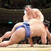 Yokozuna Kakuryu withdrew from the New Year Grand Sumo Tournament on Friday due to an injury to his right ankle. KYODO | BLOOMBERG